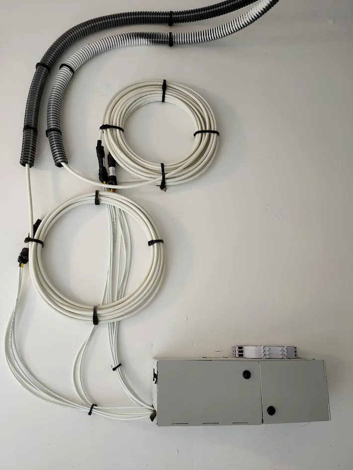 Réserves et raccordement de câbles fibre optique dans un local technique