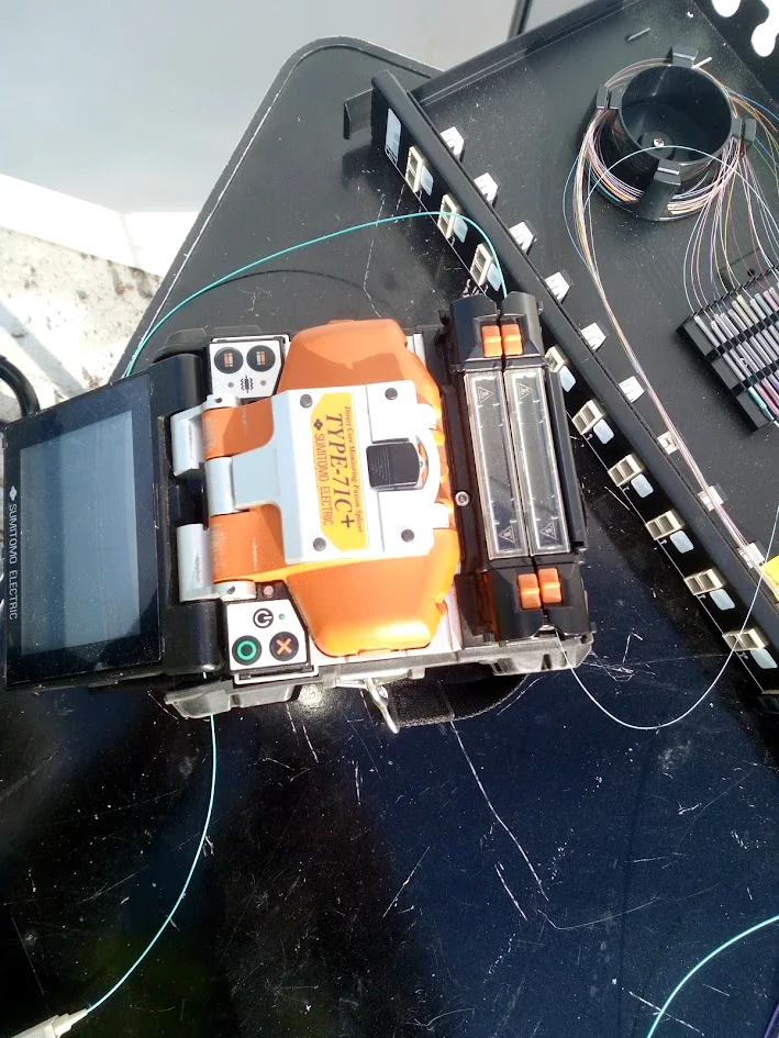 Soudeuse fibre optique pendant une opération de raccordement