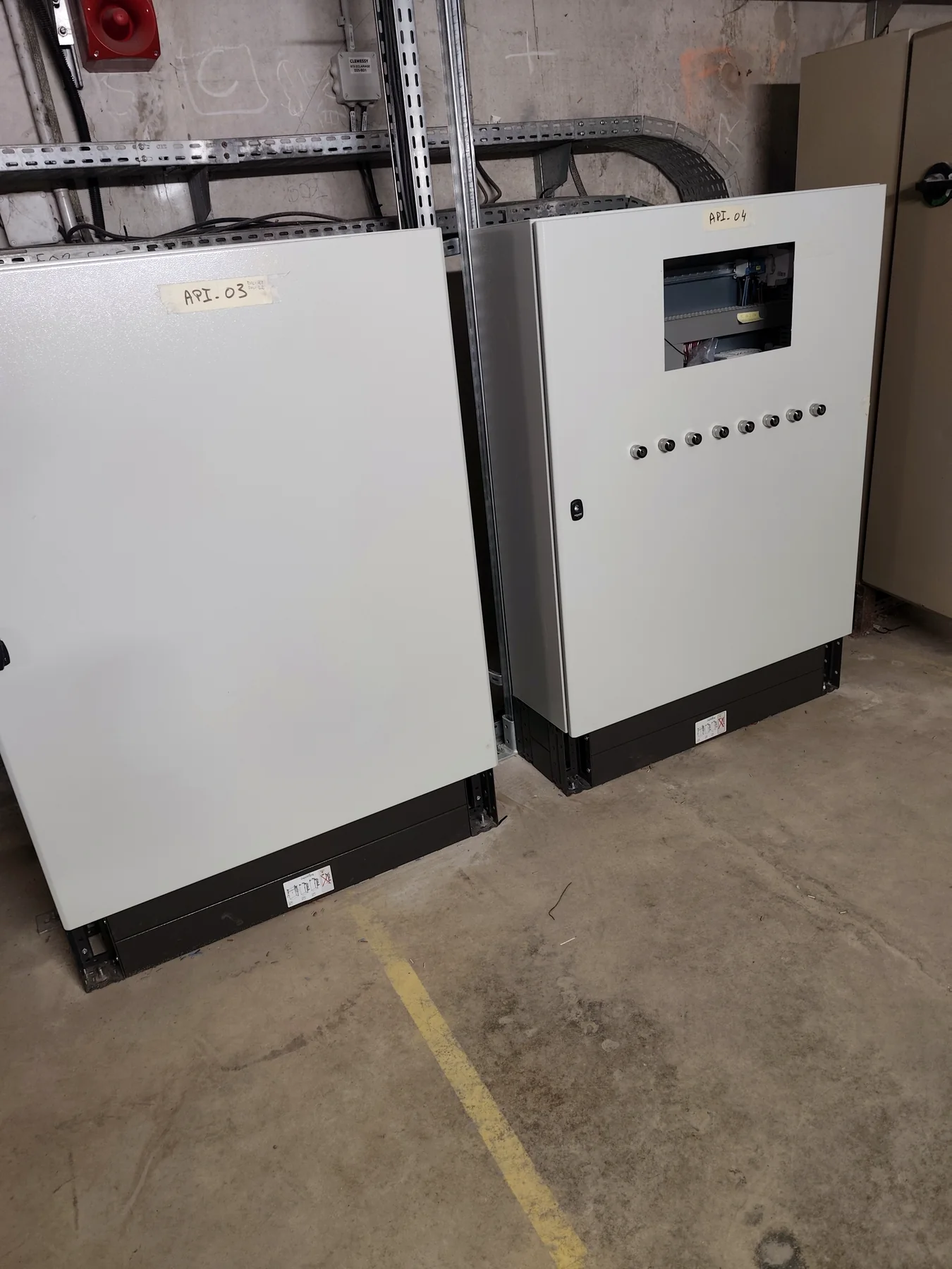 Armoires techniques installées dans un environnement industriel