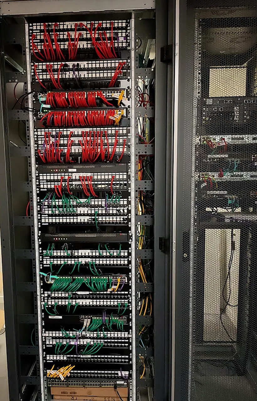 Baie informatique équipée et organisée