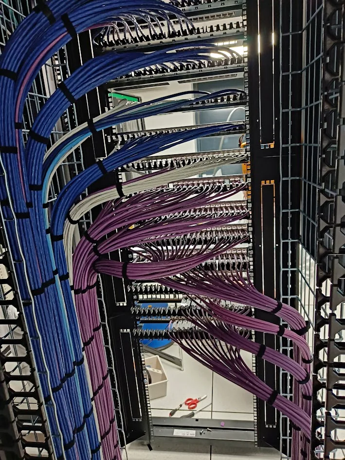 Câblage structuré organisé dans une baie informatique professionnelle